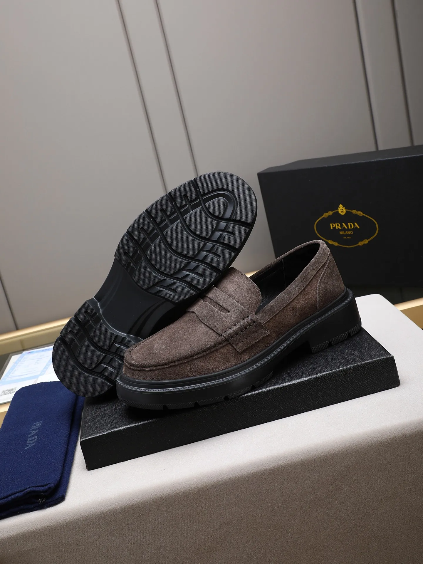 Men's shoes💰480 [Available on Tmall and Taobao major platforms] Prada men's best-selling premium casual leather shoes, imported first-layer matte cowhide loafers combine exquisite elements with modern charm, are strong in toughness, resistant to folding, not easily deformed, and durable in wear! Water-dyed sheep's ➕cow pad! Foam ultra-light and wear-resistant outsole, code number 38-44 (45 is custom-made, non-returnable and non-exchangeable)
